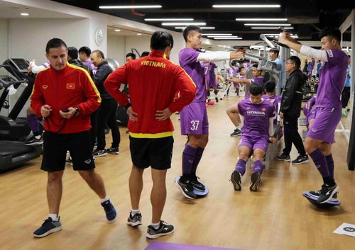 HLV thể lực Cedric cho cầu thủ tập gym vào buổi sáng 23/10. Ảnh: VFF.