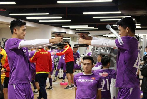 Vào buổi sáng, các cầu thủ đã trải qua buổi tập thể lực tại phòng gym của khách sạn, dưới sự hướng dẫn của chuyên gia thể lực Cedric Roger