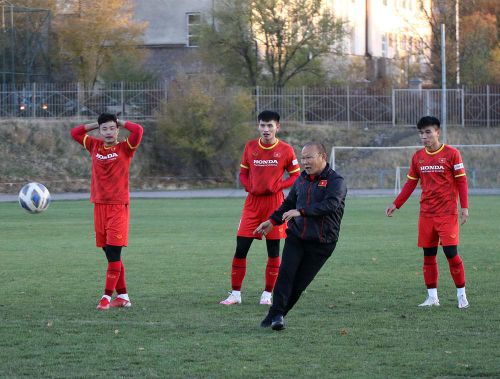 Chiến lược gia người Hàn Quốc là người rời sân cuối cùng