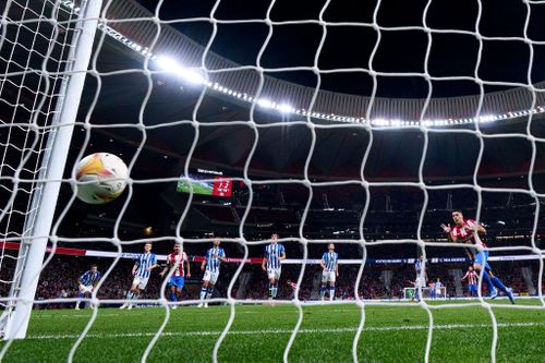 Suarez sút phạt đền thành công giúp Atletico gỡ hòa 2-2. Ảnh: Reuters.