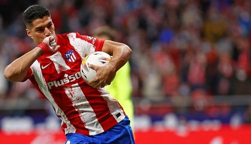 Trong tình thế khó khăn, Luis Suarez đã tỏa sáng kịp lúc. Phút 61, tiền đạo người Uruguay bật cao đánh đầu cận thành rút ngắn tỷ số xuống còn 1-2 sau đường tạt bóng của Joao Felix bên cánh trái
