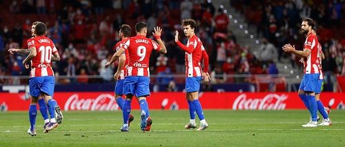 Niềm vui của các cầu thủ Atletico với cú đúp của Suarez