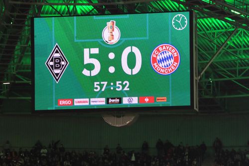 Lần đầu tiên trong lịch sử dự Cúp Quốc gia, Bayern để thua với tỷ số 0-5. Đội hình mạnh nhất của nhà ĐKVĐ Bundesliga để chủ nhà chọc thủng lưới 5 lần khi trận đấu mới diễn ra được 57 phút. Kouadio Kone, Ramy Bensebaini (cú đúp) và Breel Embolo (cú đúp) tỏa sáng để giúp Monchengladbach có chiến thắng đậm nhất trong lịch sử chạm trán đối thủ đến từ vùng Bavaria.
