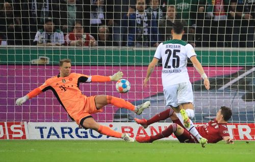Bàn thua sớm khiến hàng thủ Bayern lúng túng. Cặp trung vệ Lucas Hernandez, Dayot Upamecano để lộ khoảng trống thênh thang và phải trả giá bằng bàn thua thứ 2 ở phút 15. Từ pha căng ngang của Jonas Hofmann, Bensebaini thoải mái xâm nhập vùng cấm để dứt điểm tung lưới nhà ĐKVĐ Bundesliga lần thứ hai.