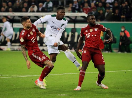 Khi những dấu hiệu tích cực bắt đầu đến với mặt trận tấn công, hàng thủ Bayern tiếp tục mở rộng cánh cửa mời các chân sút chủ nhà ghi bàn. Phút 51, Upamecano, Hernandez nhường nhau ở một pha bóng bổng trước vùng cấm. Embolo chớp thời cơ vượt lên, tung cú sút gọn vào góc xa, nâng tỷ số lên 4-0.