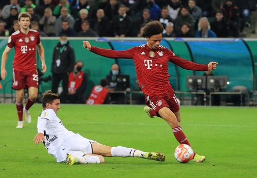 Bayern phải rất vất vả mới có thể giảm nhịp độ trận đấu để không tiếp tục bị cuốn vào lối chơi của đối thủ. Đội bóng xứ Bavaria phải chờ đến những phút cuối hiệp một mới tạo ra một pha phối hợp đáng chú ý. Leroy Sane áp sát khung thành sau đường chọc khe của Leon Goretzka nhưng không thể dứt điểm trước sự lăn xả của hàng thủ áo trắng.