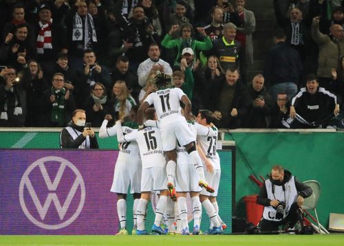 Trên sân nhà, Monchengladbach gây bất ngờ bằng quyết định dâng cao đội hình để tấn công phủ đầu Bayern. Đoàn quân của HLV Adi Hutter biến quãng thời gian đầu trận thành cơn ác mộng của Bayern với những tình huống tấn công như vũ bão. Chủ nhà tung 6 cú sút, 3 trong số đó đi trúng đích và thu về 3 bàn chỉ sau 21 phút bóng lăn.