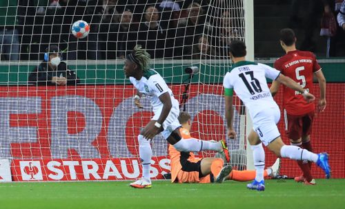 Ngay phút thứ 2, Breel Embolo đột phá dũng mãnh vào vùng cấm. Sau pha ngoặt bóng của đồng đội, Kone bất ngờ xông lên từ phía sau để tung cú dứt điểm cận, không cho Manuel Neuer cơ hội cản phá.