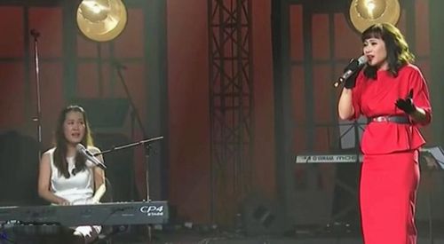 Khánh Linh biểu diễn ca khúc Giấc mơ trưa cùng nhạc sĩ Giáng Son trong một chương trình. Ảnh: Chương trình Nghệ sĩ tháng.
