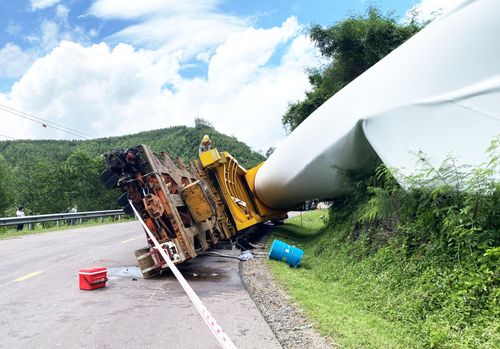 Tại hiện trường, cánh quạt điện gió bị gãy móp, hư hỏng