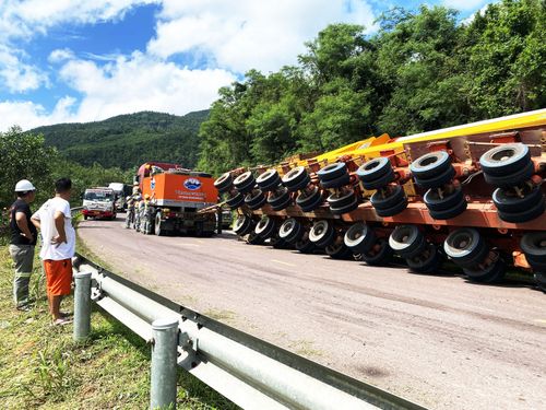 Lực lượng chức năng huy động lực lượng và thiết bị đến hiện trường Ảnh: XH