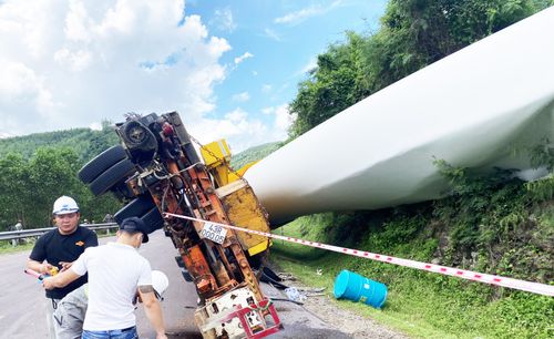 Lực lượng chức năng nỗ lực khắc phục sự cố. Ảnh: XH