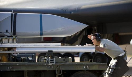 “Rõ ràng là những chiếc B-1B Lancer sẽ đảm nhiệm vai trò mới trong những năm cuối của vòng đời đó là bí mật mang theo tên lửa chống hạm để đe dọa hải quân đối phương".