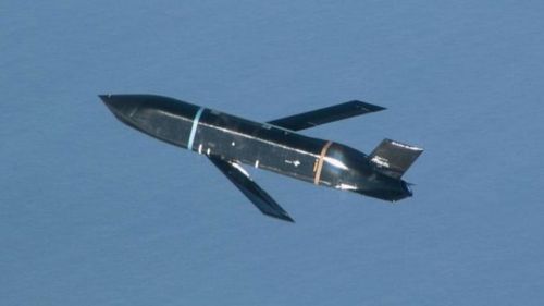 Gần đây máy bay ném bom B-1B thường xuyên thực hành những cuộc tấn công bằng tên lửa LRASM, các nhà quan sát cho rằng, để tấn công hạm đội Nga, Lancer thậm chí không cần áp sát không phận Nga.