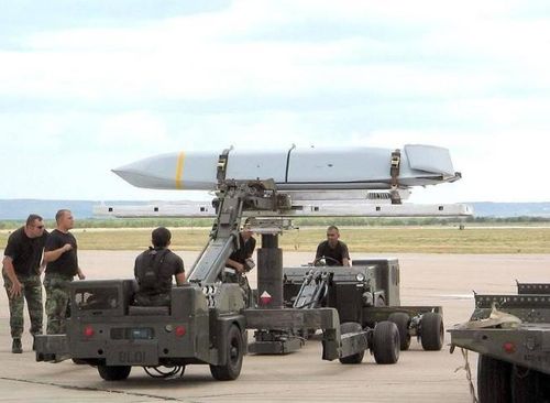 Vì vậy, cùng lúc 4 máy bay ném bom B-1B Lancer vào đầu tháng 10 đã được triển khai tới căn cứ Không lực Hoàng gia Anh ở Fairford, và vào ngày 19/10, 2 chiếc B-1B khác bay về phía Biển Đen dưới sự bảo vệ của tiêm kích Ba Lan và Romania.