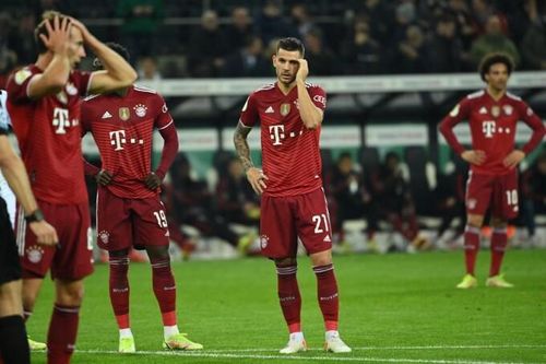 Cầu thủ Bayern Munich thẫn thờ khi thảm bại trước M'gladbach.