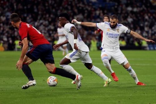 Vinicius và Benzema bất lực trước hàng thủ Osasuna.