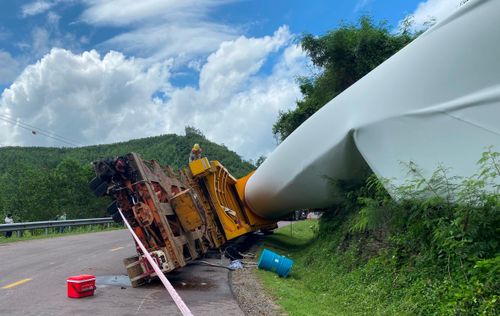 Vụ lật cũng khiến moóc kéo và cánh quạt gió hư hỏng nặng.