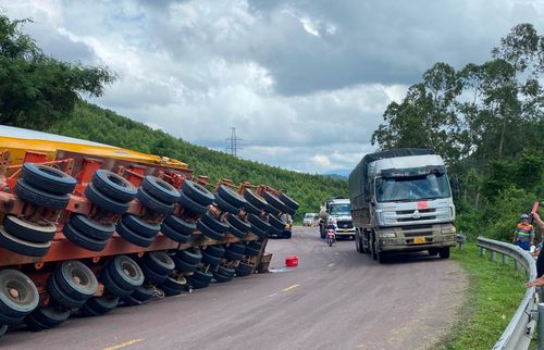 Hiện trường vụ lật phương tiện chở thiết bị điện gió.