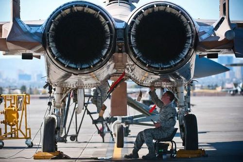 Bảo trì F-15 Eagle. Ảnh: military.com