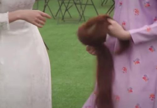 Dân tình phát hoảng khi nhìn mớ tóc "creepy" trên tay Thúy Ngân.
