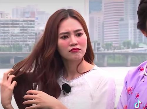 Chắc hẳn cú ngã của Ninh Dương Lan Ngọc phải mạnh lắm nên mới rơi cả tóc nối ra như vậy!