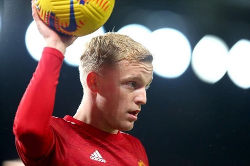 Van de Beek được đồng đội thúc giục rời MU