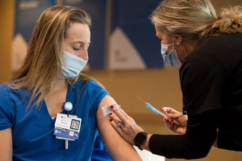  Trọng tâm của chính quyền ông Biden là tiếp tục tăng cường tiêm chủng. Ảnh: Reuters. 