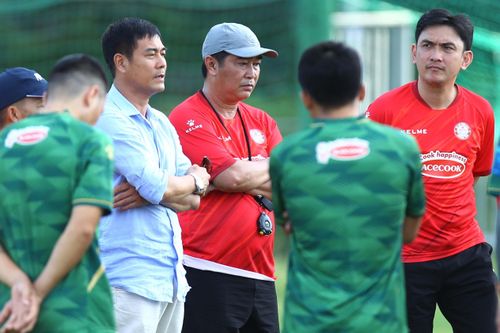 Trong buổi tập đầu tiên, Chủ tịch Nguyễn Hữu Thắng trò chuyện và động viên toàn đội để hướng đến sự chuẩn bị tốt nhất cho giai đoạn mới của đội bóng. Ông Hữu Thắng sinh năm 1972, còn HLV Minh Chiến sinh năm 1974. Họ là cầu thủ cùng trang lứa.
