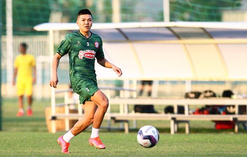 Dương Văn Khoa là một trong ba tân binh của đội bóng có mặt trong buổi tập này. Cựu hậu vệ CLB Quảng Ninh ký hợp đồng 3 năm với "Chiến hạm đỏ".