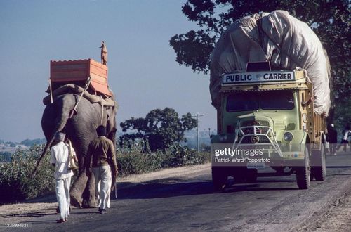 Voi và xe tải trên con đường gần Aurangabad.