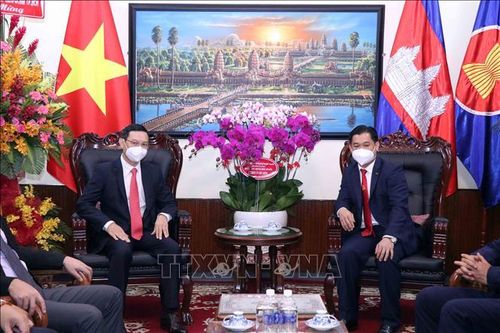 Ông Trần Phước Anh (trái) chúc mừng ông Sok Dareth, Tổng lãnh sự Campuchia tại Thành phố Hồ Chí Minh.