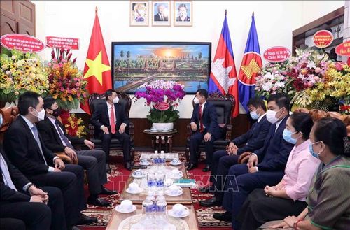 Ông Trần Phước Anh chúc mừng cán bộ, nhân viên Tổng lãnh sự quán Campuchia tại Thành phố Hồ Chí Minh.