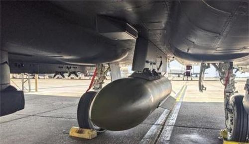 Bom GBU-72 trên tiêm kích F-15 Mỹ.