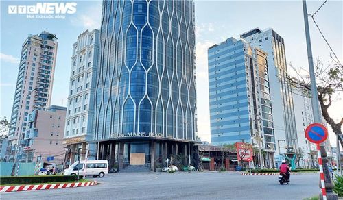 Các khách sạn trên tuyến đường Võ Văn Kiệt, quận Sơn Trà, Đà Nẵng vẫn đóng cửa. Anh Lê Thanh Tâm, chủ một khách sạn cho biết, theo lộ trình, giai đoạn 1 (từ tháng 11) Đà Nẵng thí điểm đón khách theo các chương trình trọn gói thông qua các chuyến bay thuê bao và thương mại quốc tế nên chắc chắn sẽ không có khách. 