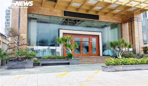 Nằm ở vị trí đắc địa trên tuyến Võ Nguyên Giáp, phường Mỹ An, quận Ngũ Hành Sơn, được ví là "con đường 5 sao" của Đà Nẵng nhưng khách sạn này vẫn im lìm.