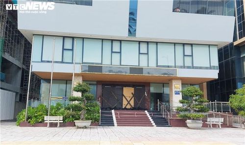 Trên tuyến đường Võ Nguyên Giáp, nhiều khách sạn thuộc hạng 4 sao và 5 sao vẫn cửa đóng then cài. Theo các chủ khách sạn, dù được phép hoạt động trở lại nhưng dự báo lượng khách không nhiều, nếu mở cửa thì mất rất nhiều kinh phí đầu tư, khôi phục nhưng không có doanh thu nên sẽ chờ thêm thời gian nữa mới đưa ra quyết định. 
