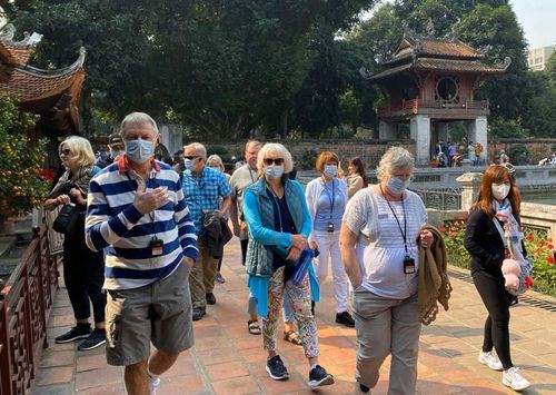 Khách quốc tế tham quan Văn Miếu (Hà Nội)