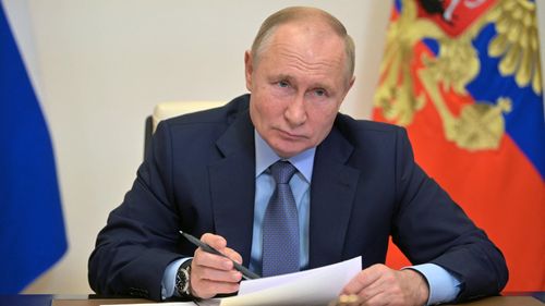 Và mới đây, Tổng thống Nga, ông Vladimir Putin đã cho biết, mẫu tên lửa phòng không S-500 đầu tiên được sản xuất hàng loạt dự kiến sẽ rất sớm được chuyển giao cho Quân đội Nga và tiến hành xuất khẩu với giá ước tính khoảng 700-800 triệu USD.