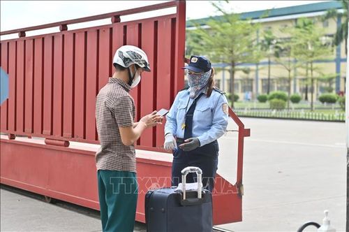 Công ty TNHH Sao Vàng (thành phố Uông Bí) thành lập chốt kiểm soát dịch ngay tại cổng để kiểm soát người ra, vào.