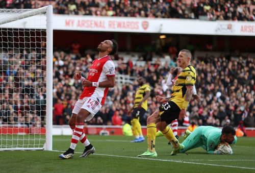 Aubameyang bỏ lỡ ghi bàn trên chấm phạt đền trong hiệp 1