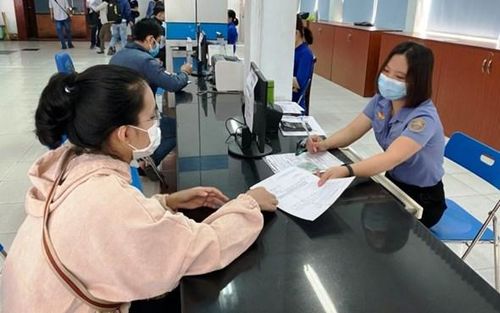 Hành khách bảo lưu tiền vé trong năm 2021 khi mua vé tàu Tết Nhâm Dần 2022 cần có biên bản bảo lưu vé, giấy tờ tùy thân của người bảo lưu vé. Ảnh: Thiên Vương