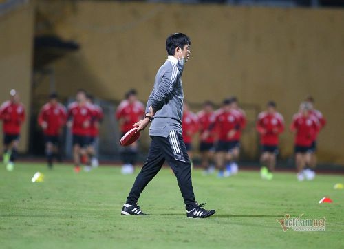 Sau đó chiến lược gia này cùng bộ phận hậu cần chuẩn bị cho buổi tập