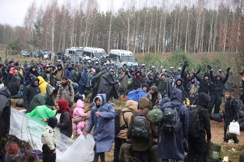 Người di cư tập trung tại hàng rào biên giới giữa Ba Lan và Belarus. (Ảnh: Reuters)