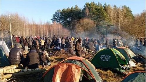 Lán trại của người di cư ở biên giới Ba Lan - Belarus - Ảnh: SHWAN KURD