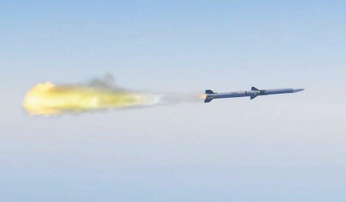Các AIM-120 được trang bị đầu đạn nổ nổ mảnh cực mạnh, đem lại sức công phá mạnh mẽ, kết hợp với vận tốc đạt tới Mach 4 với việc được trang bị động cơ nhiên liệu lỏng.