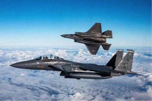 Về phần máy bay chiến đấu F-35, nhiệm vụ của chúng nhờ khả năng tàng hình sẽ theo dõi chiến trường, thu thập thông tin tình báo và chuyển thông tin về mục tiêu của đối phương cho các tiêm kích khác, 19FortyFive tóm tắt.