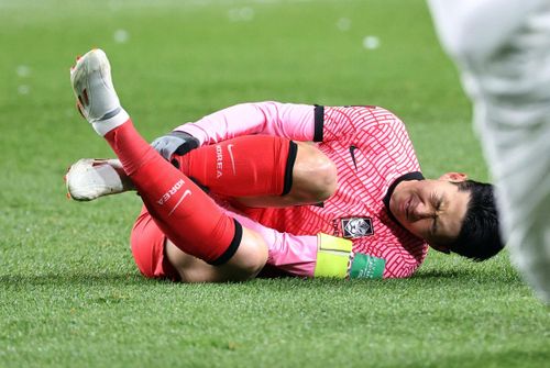  Son Heung-min vẫn nhận được sự chăm sóc đặc biệt từ các cầu thủ UAE. Họ sẵn sàng phạm lỗi từ xa với ngôi sao 29 tuổi để tránh nguy hiểm cho khung thành của thủ môn Ali Khasif. 
