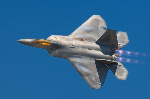 Trong thế kỷ 21, các máy bay tàng hình phải cố gắng hạn chế sự phát hiện của radar ở tất cả các hướng, che khuất sức nóng khổng lồ do động cơ tạo ra (dễ bị phát hiện và khóa mục tiêu bằng tia hồng ngoại); có khả năng gây nhiễu hoặc tác chiến điện tử.