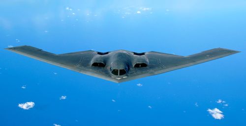 PAK DA sử dụng thiết kế cánh bay, tương tự như máy bay ném bom tàng hình B-2 Spirit và B-21 Raider của Mỹ. Với ít cánh hoặc vây nhô ra và không có góc để phản xạ tín hiệu radar trở lại máy thu của đối phương.